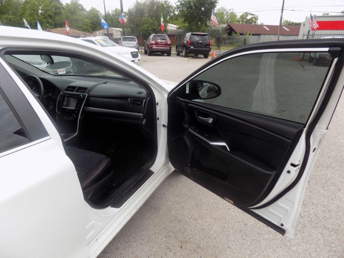 2017 WHITE TOYOTA CAMRY LE (4T1BF1FK6HU) with an 2.5L engine, Automatic transmission, located at 830 E. Canino Rd., Houston, TX, 77037, (281) 405-0440, 38.358219, -81.729942 - PAGOS COMODOS, ENGANCHES COMODOS. FINANCIAMIENTO RAPIDO Y FACIL. BUEN CREDITO, MAL CREDITO, COMPRADOR POR PRIMERA VES O NO LICENCIA, CANINO AUTO SALES TE PUEDE AYUDAR! LLAMA/TEXTO O VISITANOS HOY MISMO (281) 405-0440 ESTAMOS LOCALIZADOS EN 830 E. CANINO RD. (ESQUINA CON AIRLINE) HOUSTON, TEXAS - Photo#22