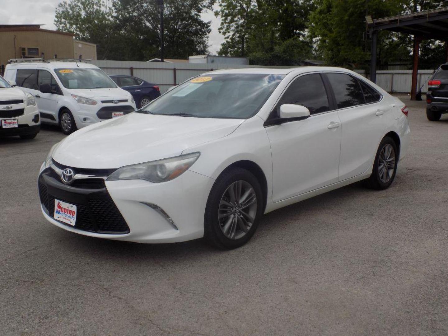 2017 WHITE TOYOTA CAMRY LE (4T1BF1FK6HU) with an 2.5L engine, Automatic transmission, located at 830 E. Canino Rd., Houston, TX, 77037, (281) 405-0440, 38.358219, -81.729942 - PAGOS COMODOS, ENGANCHES COMODOS. FINANCIAMIENTO RAPIDO Y FACIL. BUEN CREDITO, MAL CREDITO, COMPRADOR POR PRIMERA VES O NO LICENCIA, CANINO AUTO SALES TE PUEDE AYUDAR! LLAMA/TEXTO O VISITANOS HOY MISMO (281) 405-0440 ESTAMOS LOCALIZADOS EN 830 E. CANINO RD. (ESQUINA CON AIRLINE) HOUSTON, TEXAS - Photo#3