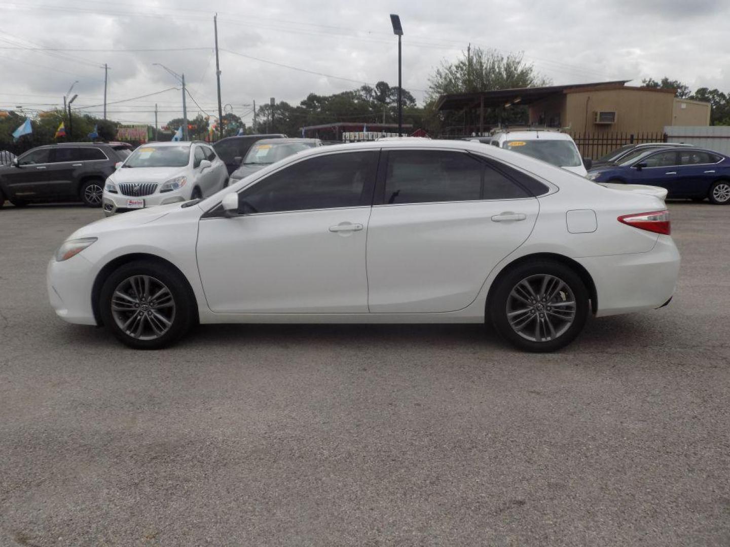 2017 WHITE TOYOTA CAMRY LE (4T1BF1FK6HU) with an 2.5L engine, Automatic transmission, located at 830 E. Canino Rd., Houston, TX, 77037, (281) 405-0440, 38.358219, -81.729942 - PAGOS COMODOS, ENGANCHES COMODOS. FINANCIAMIENTO RAPIDO Y FACIL. BUEN CREDITO, MAL CREDITO, COMPRADOR POR PRIMERA VES O NO LICENCIA, CANINO AUTO SALES TE PUEDE AYUDAR! LLAMA/TEXTO O VISITANOS HOY MISMO (281) 405-0440 ESTAMOS LOCALIZADOS EN 830 E. CANINO RD. (ESQUINA CON AIRLINE) HOUSTON, TEXAS - Photo#5