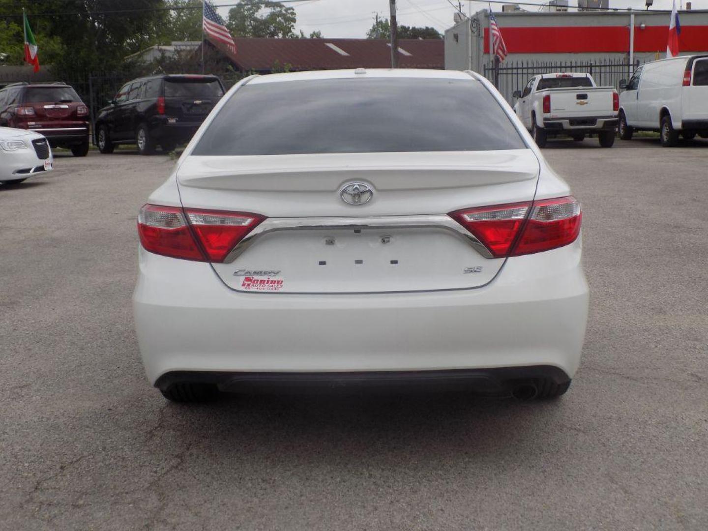 2017 WHITE TOYOTA CAMRY LE (4T1BF1FK6HU) with an 2.5L engine, Automatic transmission, located at 830 E. Canino Rd., Houston, TX, 77037, (281) 405-0440, 38.358219, -81.729942 - PAGOS COMODOS, ENGANCHES COMODOS. FINANCIAMIENTO RAPIDO Y FACIL. BUEN CREDITO, MAL CREDITO, COMPRADOR POR PRIMERA VES O NO LICENCIA, CANINO AUTO SALES TE PUEDE AYUDAR! LLAMA/TEXTO O VISITANOS HOY MISMO (281) 405-0440 ESTAMOS LOCALIZADOS EN 830 E. CANINO RD. (ESQUINA CON AIRLINE) HOUSTON, TEXAS - Photo#6