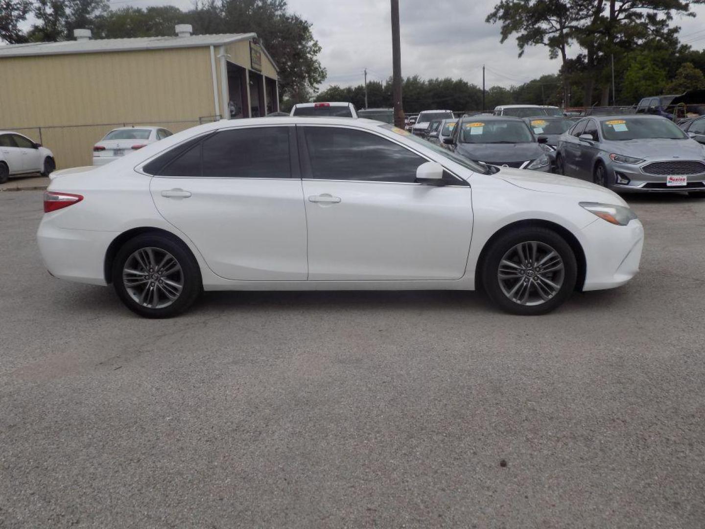 2017 WHITE TOYOTA CAMRY LE (4T1BF1FK6HU) with an 2.5L engine, Automatic transmission, located at 830 E. Canino Rd., Houston, TX, 77037, (281) 405-0440, 38.358219, -81.729942 - PAGOS COMODOS, ENGANCHES COMODOS. FINANCIAMIENTO RAPIDO Y FACIL. BUEN CREDITO, MAL CREDITO, COMPRADOR POR PRIMERA VES O NO LICENCIA, CANINO AUTO SALES TE PUEDE AYUDAR! LLAMA/TEXTO O VISITANOS HOY MISMO (281) 405-0440 ESTAMOS LOCALIZADOS EN 830 E. CANINO RD. (ESQUINA CON AIRLINE) HOUSTON, TEXAS - Photo#7