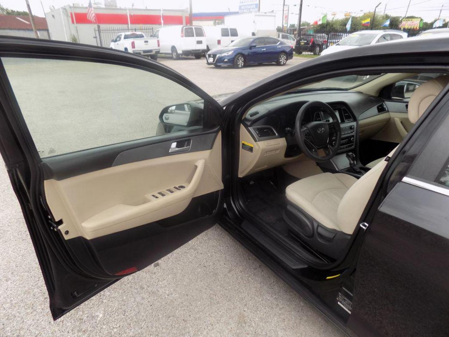 2017 BLACK HYUNDAI SONATA SE (5NPE24AF2HH) with an 2.4L engine, Automatic transmission, located at 830 E. Canino Rd., Houston, TX, 77037, (281) 405-0440, 38.358219, -81.729942 - Photo#14