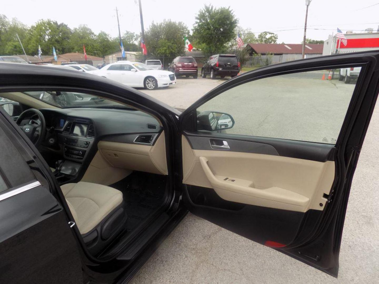 2017 BLACK HYUNDAI SONATA SE (5NPE24AF2HH) with an 2.4L engine, Automatic transmission, located at 830 E. Canino Rd., Houston, TX, 77037, (281) 405-0440, 38.358219, -81.729942 - Photo#22