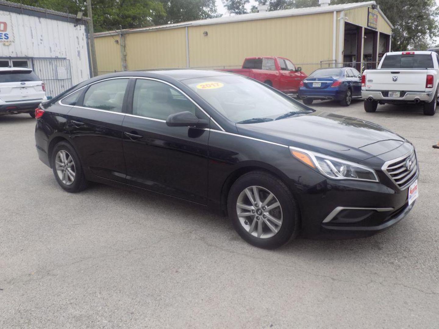 2017 BLACK HYUNDAI SONATA SE (5NPE24AF2HH) with an 2.4L engine, Automatic transmission, located at 830 E. Canino Rd., Houston, TX, 77037, (281) 405-0440, 38.358219, -81.729942 - Photo#2