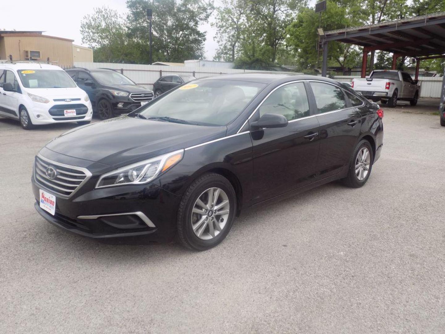 2017 BLACK HYUNDAI SONATA SE (5NPE24AF2HH) with an 2.4L engine, Automatic transmission, located at 830 E. Canino Rd., Houston, TX, 77037, (281) 405-0440, 38.358219, -81.729942 - Photo#3