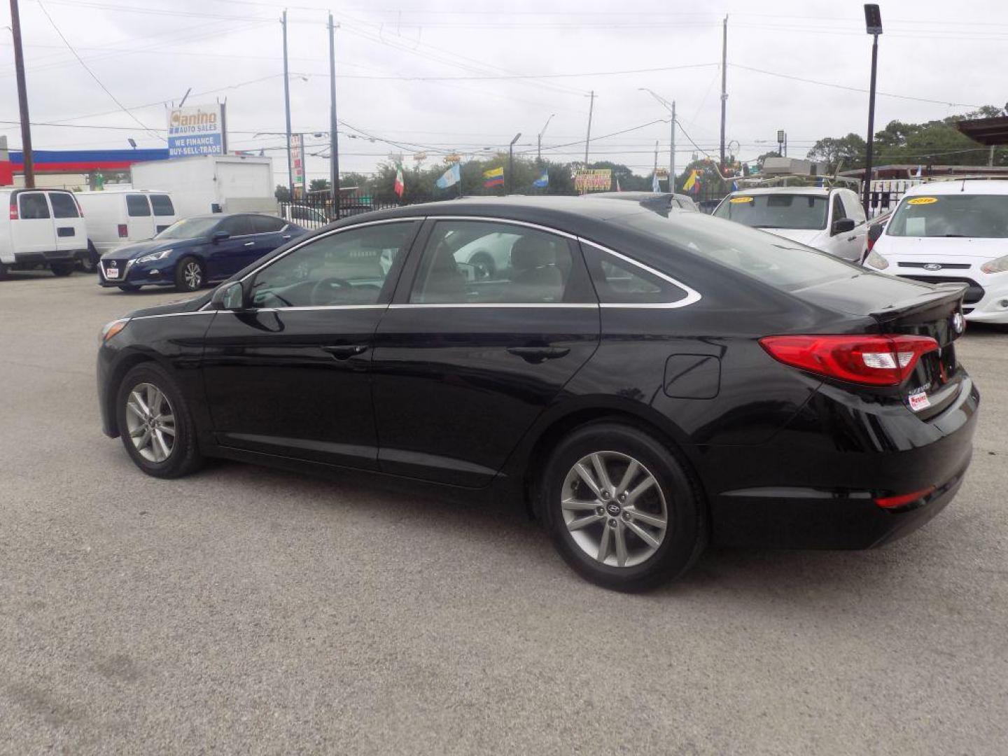 2017 BLACK HYUNDAI SONATA SE (5NPE24AF2HH) with an 2.4L engine, Automatic transmission, located at 830 E. Canino Rd., Houston, TX, 77037, (281) 405-0440, 38.358219, -81.729942 - Photo#4