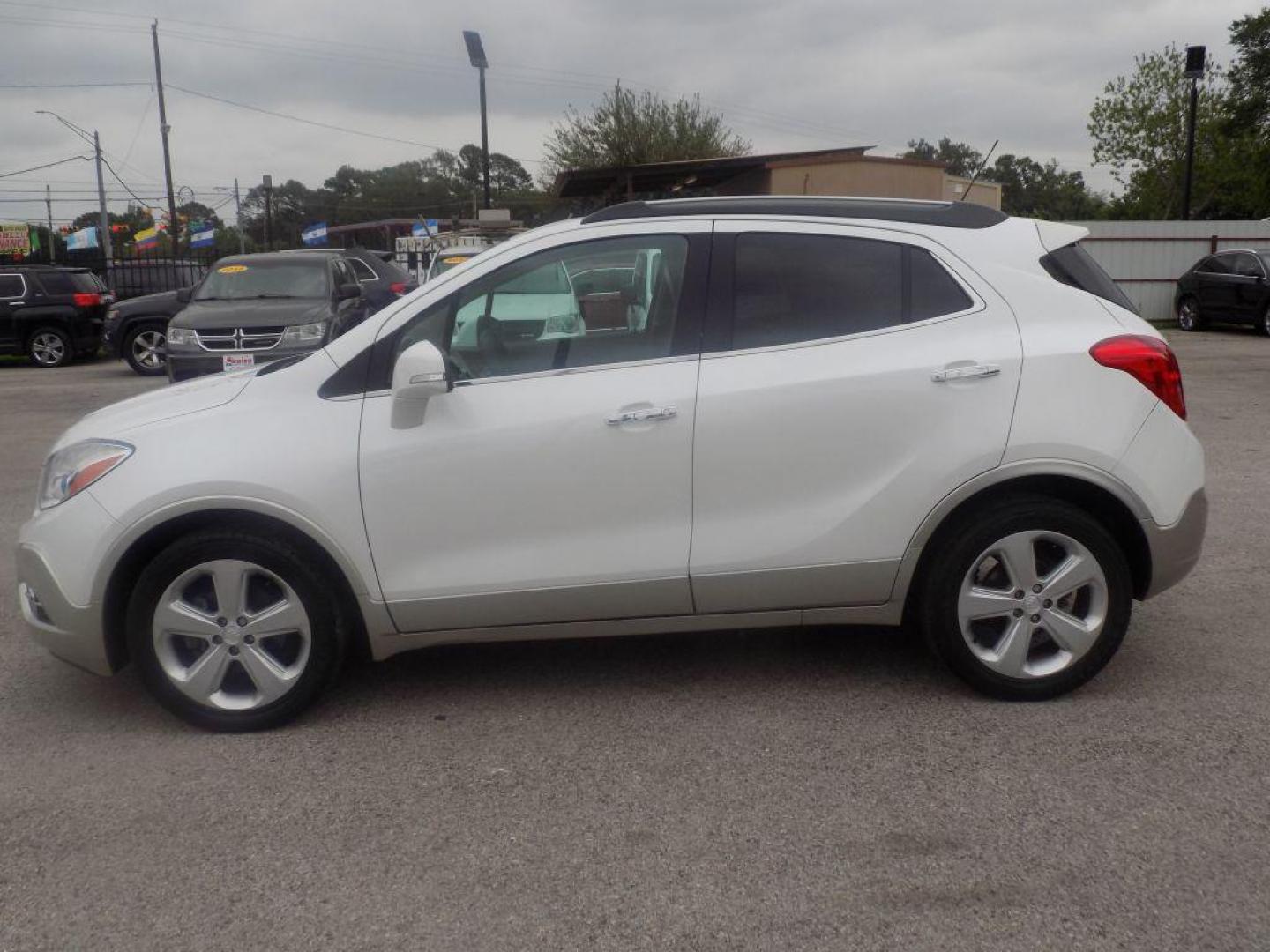 2015 WHITE BUICK ENCORE (KL4CJCSBXFB) with an 1.4L engine, Automatic transmission, located at 830 E. Canino Rd., Houston, TX, 77037, (281) 405-0440, 38.358219, -81.729942 - PRE APPROVACION FACIL, RAPIDA.... PROCESSO RAPIDO LLAMA O VISITANOS HOY MISMO ESTAMOS LOCALIZADOS EN EL 830 E. CANINO RD (ESQUINA CON AIRLINE) HOUSTON, TEXAS 777037 SU TRABAJO ES SU CREDITO!! ENTRE CAMINANDO Y SALGA MANEJANDO! LLAME YA AL (281) 405-0440 LE ESPERAMOS! - Photo#5