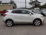 2015 WHITE BUICK ENCORE (KL4CJCSBXFB) with an 1.4L engine, Automatic transmission, located at 830 E. Canino Rd., Houston, TX, 77037, (281) 405-0440, 38.358219, -81.729942 - PRE APPROVACION FACIL, RAPIDA.... PROCESSO RAPIDO LLAMA O VISITANOS HOY MISMO ESTAMOS LOCALIZADOS EN EL 830 E. CANINO RD (ESQUINA CON AIRLINE) HOUSTON, TEXAS 777037 SU TRABAJO ES SU CREDITO!! ENTRE CAMINANDO Y SALGA MANEJANDO! LLAME YA AL (281) 405-0440 LE ESPERAMOS! - Photo#7