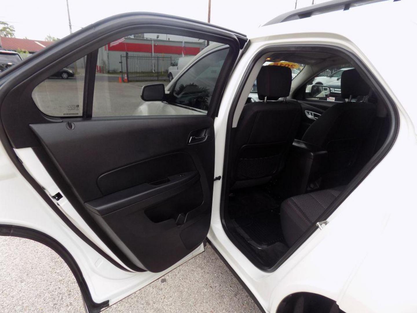 2015 WHITE CHEVROLET EQUINOX LT (1GNALBEK9FZ) with an 2.4L engine, Automatic transmission, located at 830 E. Canino Rd., Houston, TX, 77037, (281) 405-0440, 38.358219, -81.729942 - PRE APPROVACION FACIL, RAPIDA.... PROCESSO RAPIDO LLAMA O VISITANOS HOY MISMO ESTAMOS LOCALIZADOS EN EL 830 E. CANINO RD (ESQUINA CON AIRLINE) HOUSTON, TEXAS 777037 SU TRABAJO ES SU CREDITO!! ENTRE CAMINANDO Y SALGA MANEJANDO! LLAME YA AL (281) 405-0440 LE ESPERAMOS! - Photo#18