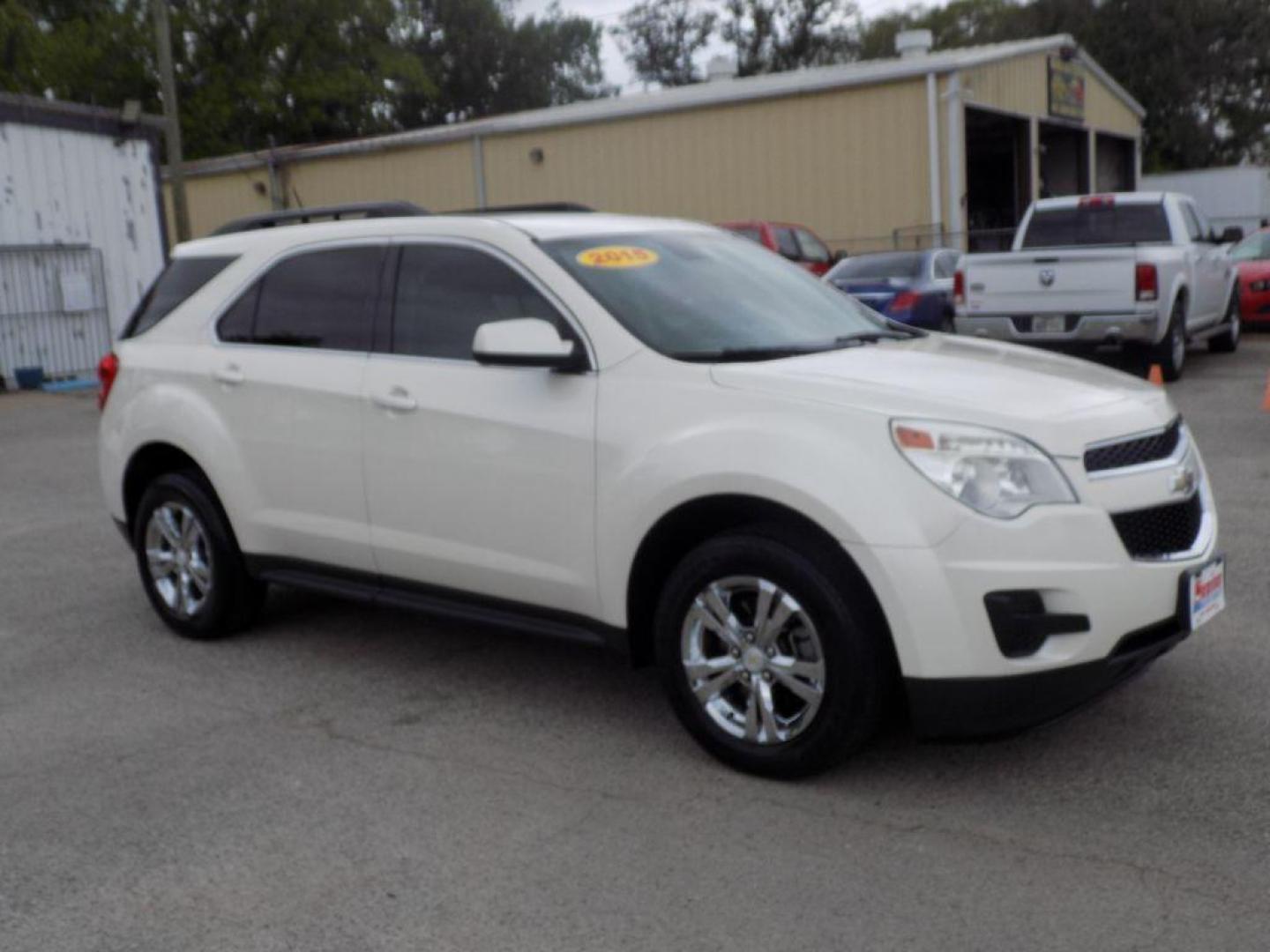 2015 WHITE CHEVROLET EQUINOX LT (1GNALBEK9FZ) with an 2.4L engine, Automatic transmission, located at 830 E. Canino Rd., Houston, TX, 77037, (281) 405-0440, 38.358219, -81.729942 - PRE APPROVACION FACIL, RAPIDA.... PROCESSO RAPIDO LLAMA O VISITANOS HOY MISMO ESTAMOS LOCALIZADOS EN EL 830 E. CANINO RD (ESQUINA CON AIRLINE) HOUSTON, TEXAS 777037 SU TRABAJO ES SU CREDITO!! ENTRE CAMINANDO Y SALGA MANEJANDO! LLAME YA AL (281) 405-0440 LE ESPERAMOS! - Photo#2