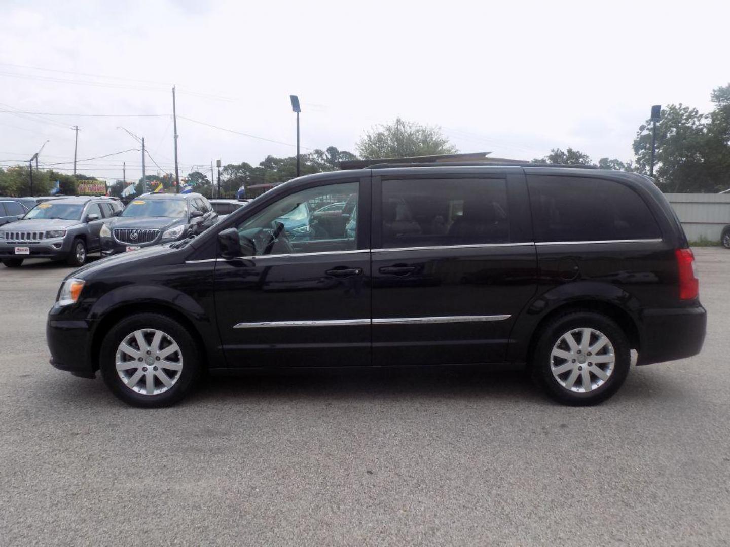 2016 BLACK CHRYSLER TOWN and COUNTRY TOURING (2C4RC1BG4GR) with an 3.6L engine, Automatic transmission, located at 830 E. Canino Rd., Houston, TX, 77037, (281) 405-0440, 38.358219, -81.729942 - Photo#3