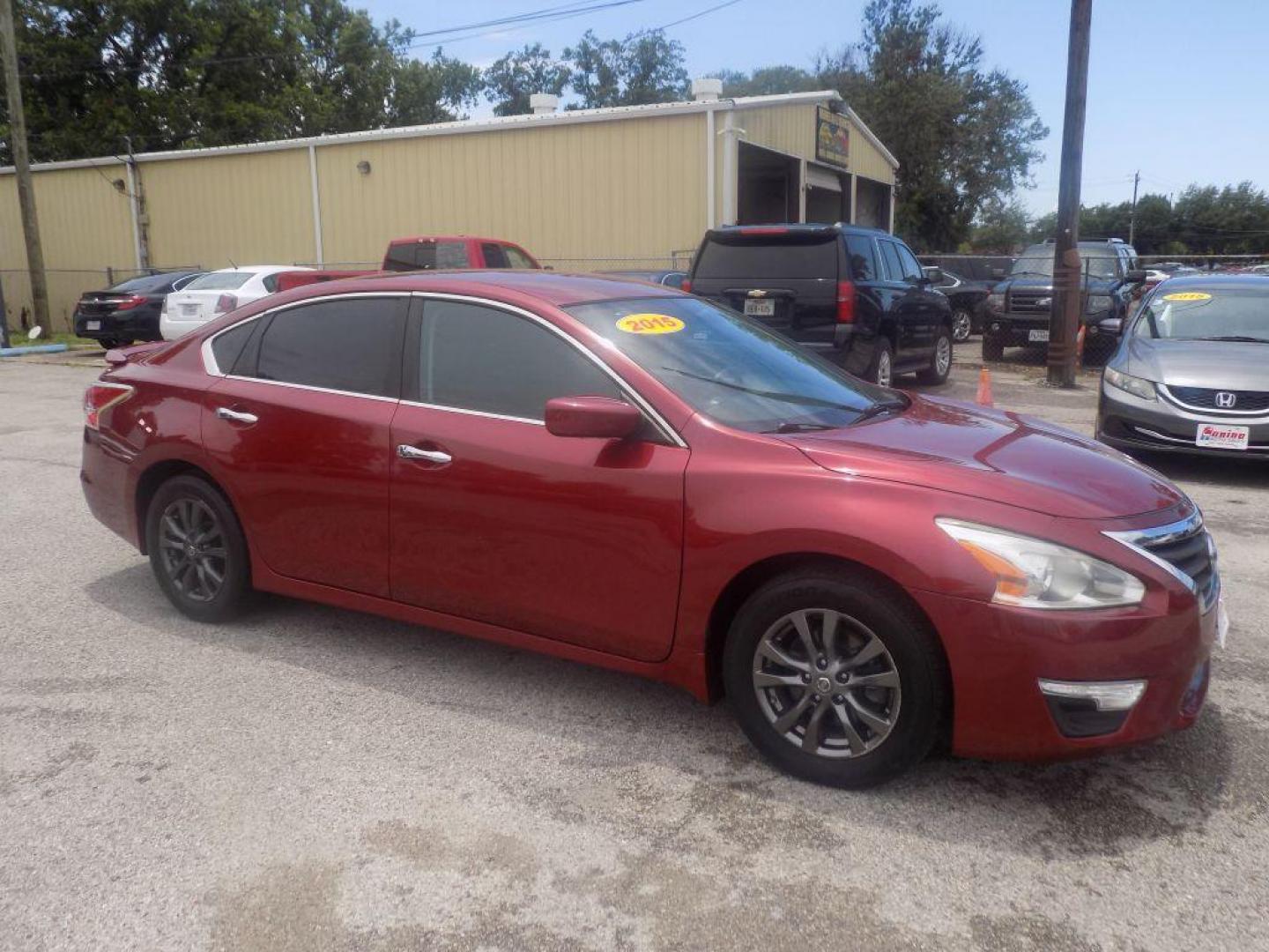 2015 RED NISSAN ALTIMA 2.5 (1N4AL3AP4FN) with an 2.5L engine, Continuously Variable transmission, located at 830 E. Canino Rd., Houston, TX, 77037, (281) 405-0440, 38.358219, -81.729942 - Photo#6