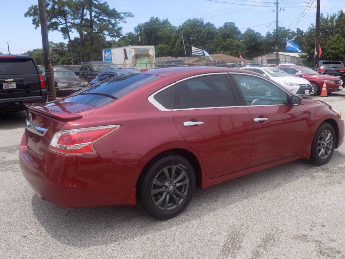 2015 RED NISSAN ALTIMA 2.5 (1N4AL3AP4FN) with an 2.5L engine, Continuously Variable transmission, located at 830 E. Canino Rd., Houston, TX, 77037, (281) 405-0440, 38.358219, -81.729942 - Photo#7