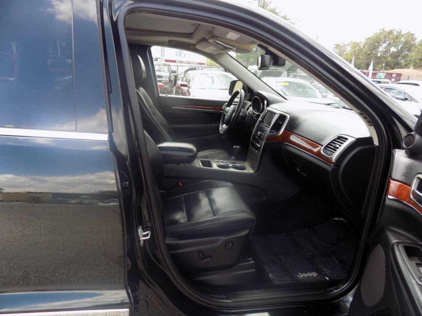 2013 GREEN JEEP GRAND CHEROKEE LIMITED (1C4RJEBT8DC) with an 5.7L engine, Automatic transmission, located at 830 E. Canino Rd., Houston, TX, 77037, (281) 405-0440, 38.358219, -81.729942 - Photo#9