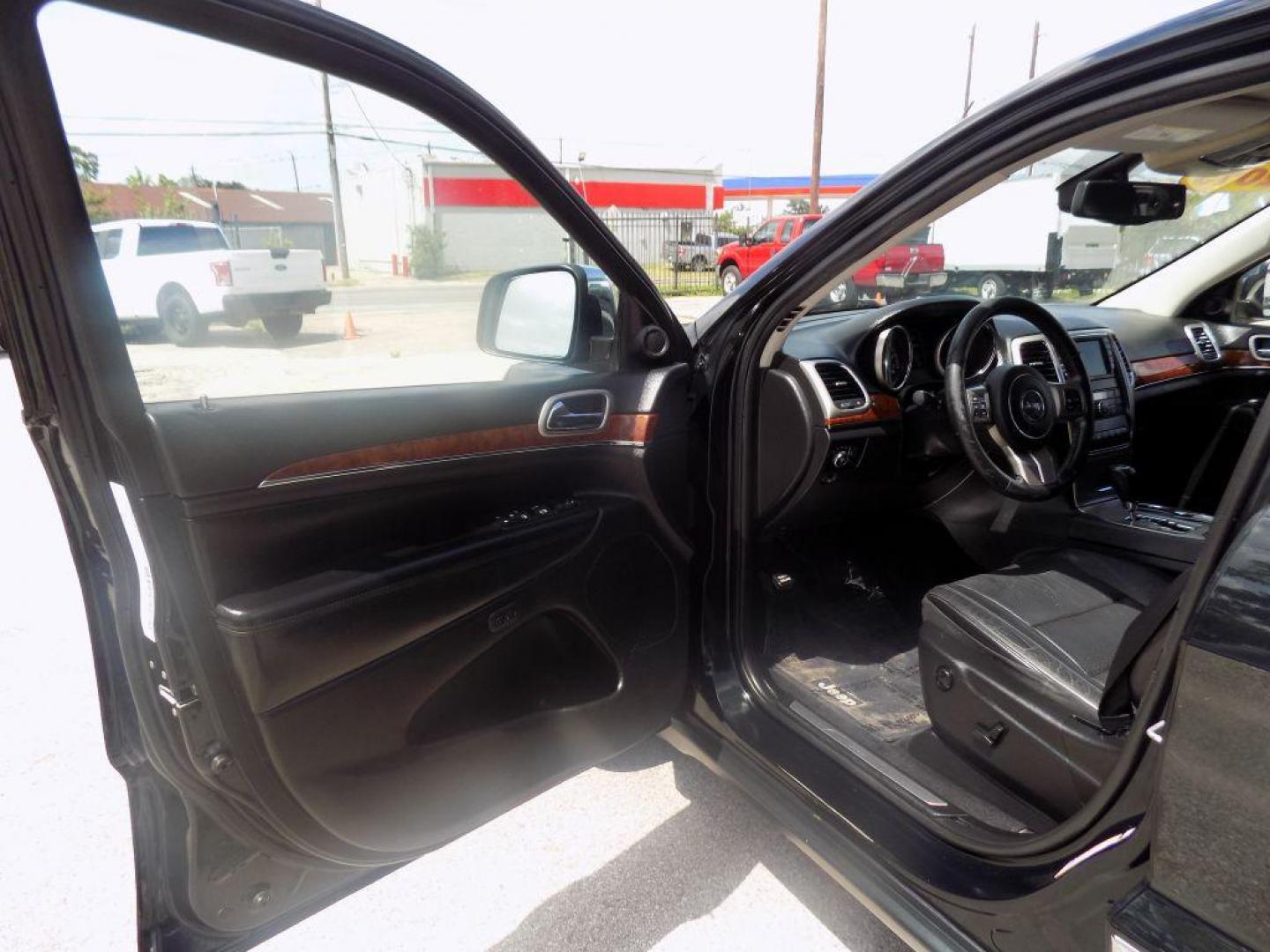 2013 GREEN JEEP GRAND CHEROKEE LIMITED (1C4RJEBT8DC) with an 5.7L engine, Automatic transmission, located at 830 E. Canino Rd., Houston, TX, 77037, (281) 405-0440, 38.358219, -81.729942 - Photo#15