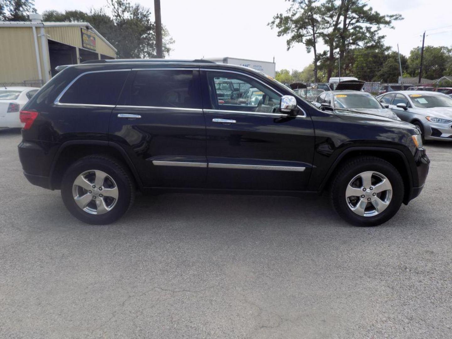 2013 GREEN JEEP GRAND CHEROKEE LIMITED (1C4RJEBT8DC) with an 5.7L engine, Automatic transmission, located at 830 E. Canino Rd., Houston, TX, 77037, (281) 405-0440, 38.358219, -81.729942 - Photo#1