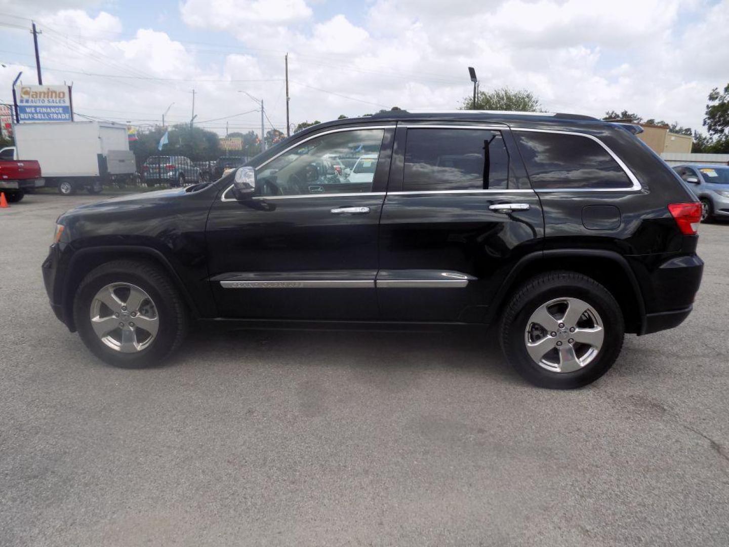 2013 GREEN JEEP GRAND CHEROKEE LIMITED (1C4RJEBT8DC) with an 5.7L engine, Automatic transmission, located at 830 E. Canino Rd., Houston, TX, 77037, (281) 405-0440, 38.358219, -81.729942 - Photo#3