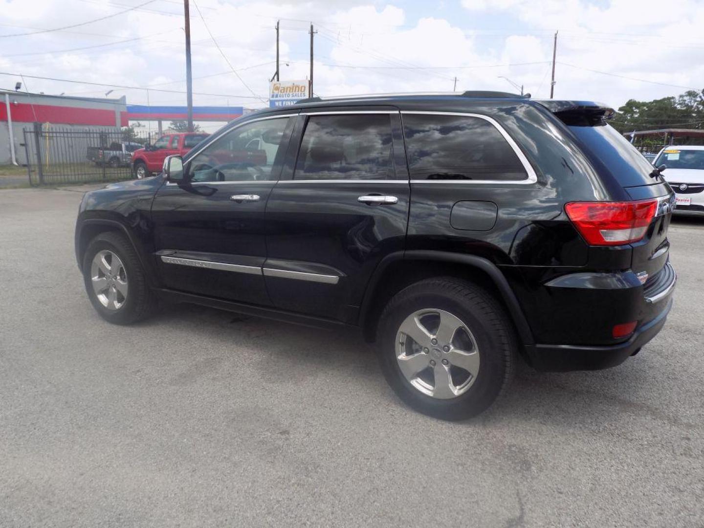 2013 GREEN JEEP GRAND CHEROKEE LIMITED (1C4RJEBT8DC) with an 5.7L engine, Automatic transmission, located at 830 E. Canino Rd., Houston, TX, 77037, (281) 405-0440, 38.358219, -81.729942 - Photo#4