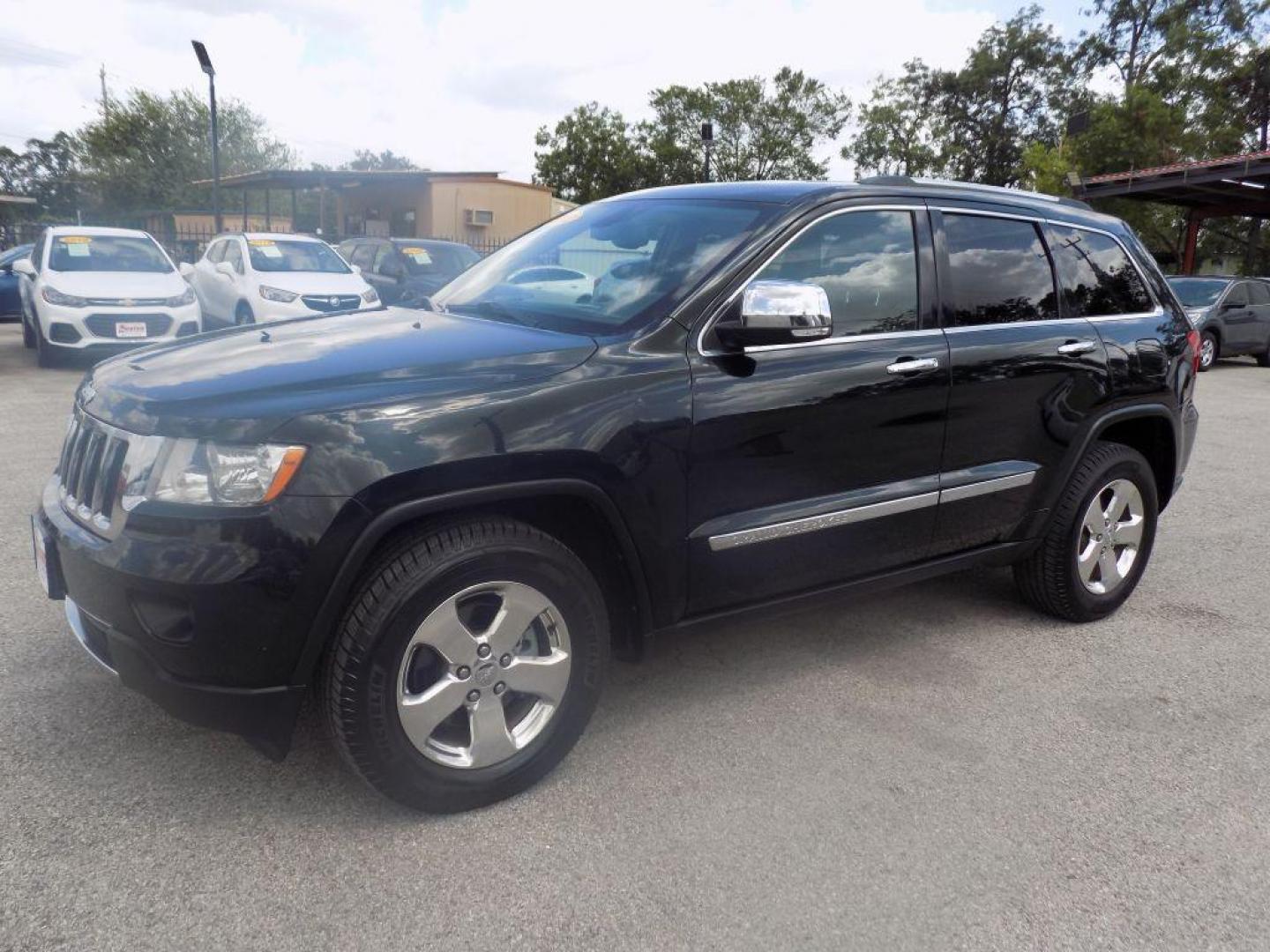 2013 GREEN JEEP GRAND CHEROKEE LIMITED (1C4RJEBT8DC) with an 5.7L engine, Automatic transmission, located at 830 E. Canino Rd., Houston, TX, 77037, (281) 405-0440, 38.358219, -81.729942 - Photo#5