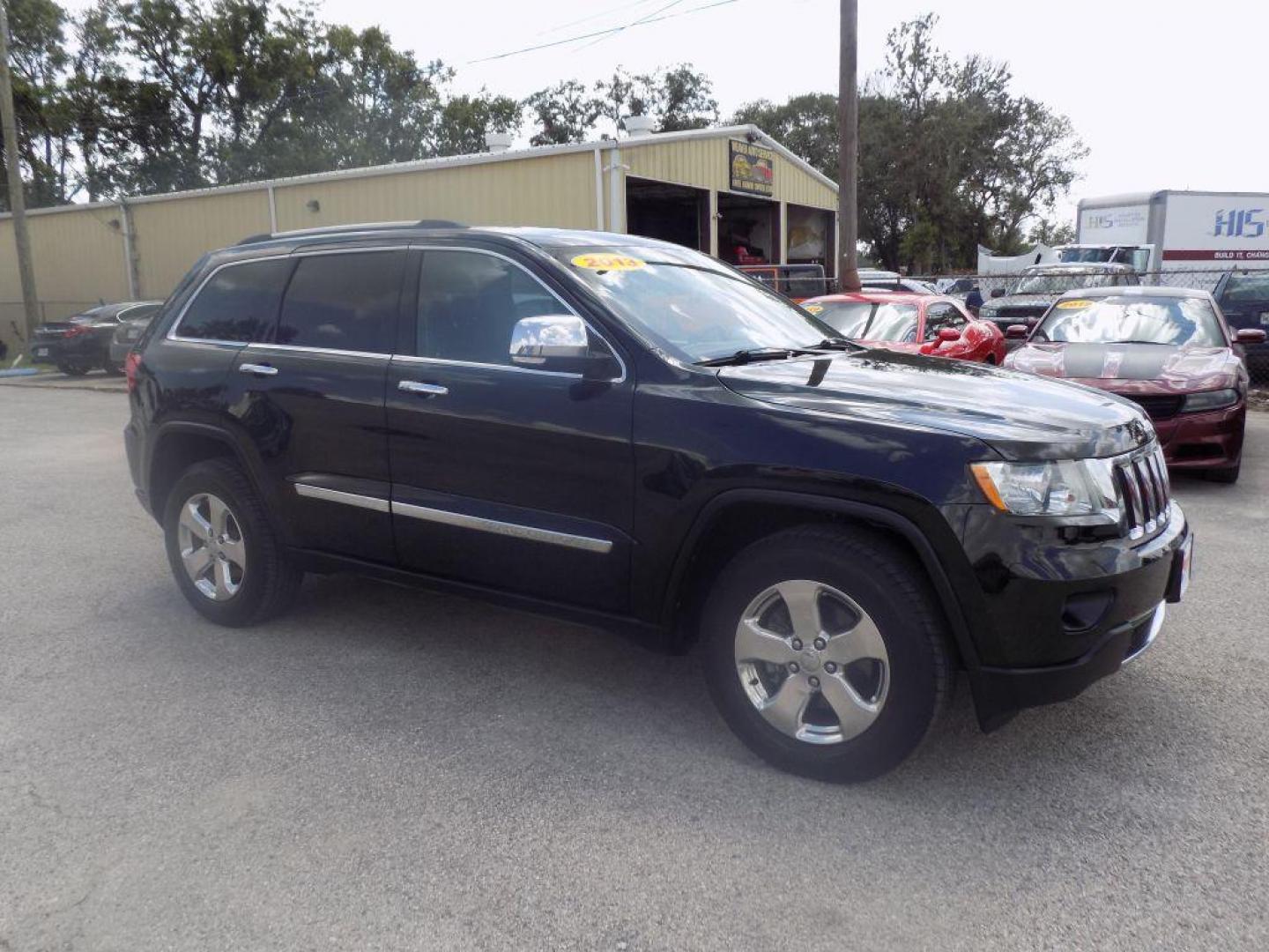 2013 GREEN JEEP GRAND CHEROKEE LIMITED (1C4RJEBT8DC) with an 5.7L engine, Automatic transmission, located at 830 E. Canino Rd., Houston, TX, 77037, (281) 405-0440, 38.358219, -81.729942 - Photo#6