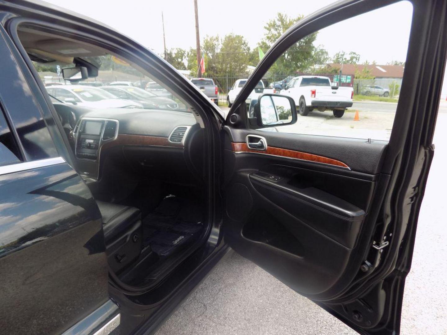 2013 GREEN JEEP GRAND CHEROKEE LIMITED (1C4RJEBT8DC) with an 5.7L engine, Automatic transmission, located at 830 E. Canino Rd., Houston, TX, 77037, (281) 405-0440, 38.358219, -81.729942 - Photo#8