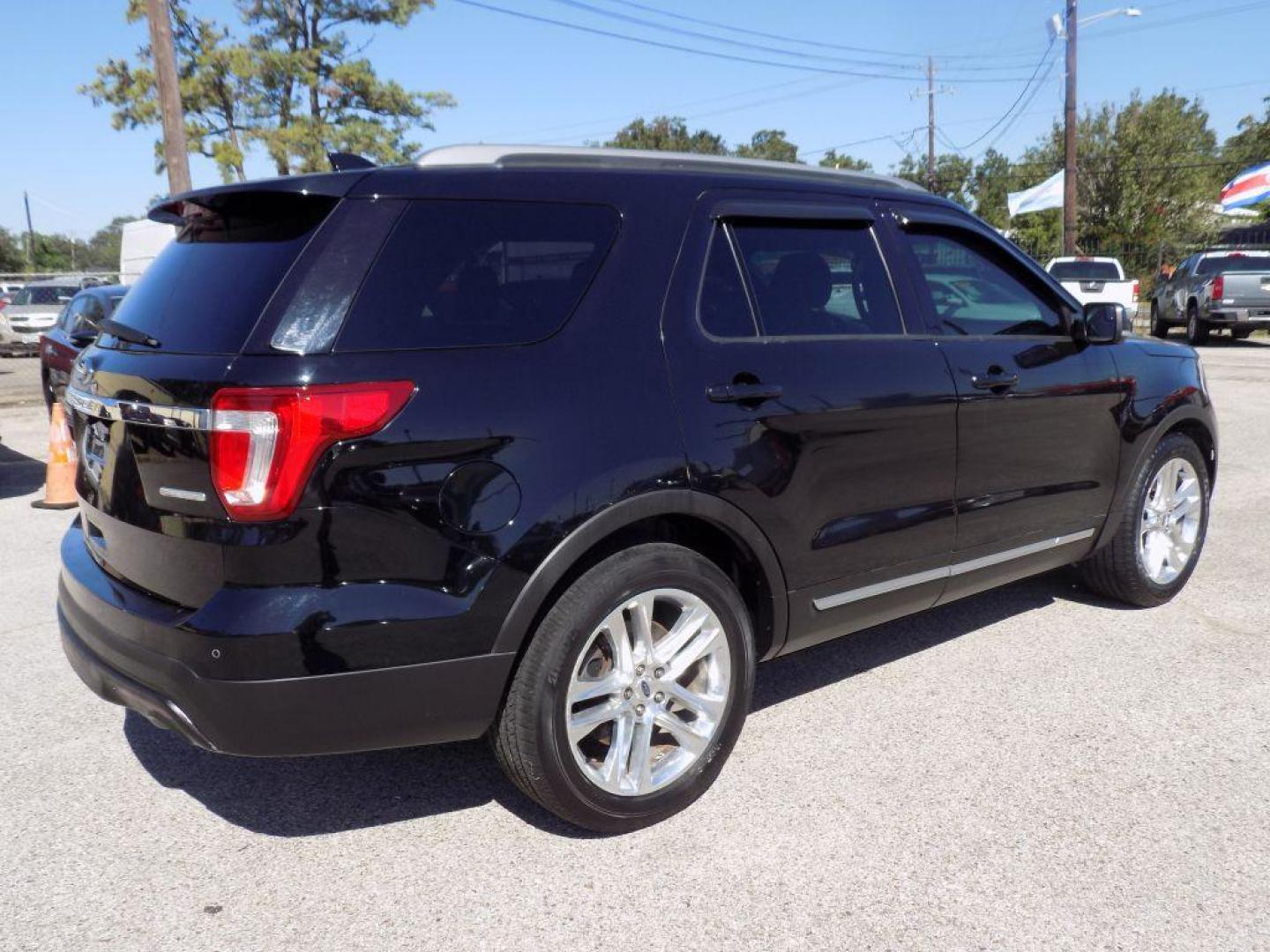 2016 BLACK FORD EXPLORER XLT (1FM5K7D8XGG) with an 3.5L engine, Automatic transmission, located at 830 E. Canino Rd., Houston, TX, 77037, (281) 405-0440, 38.358219, -81.729942 - Photo#7