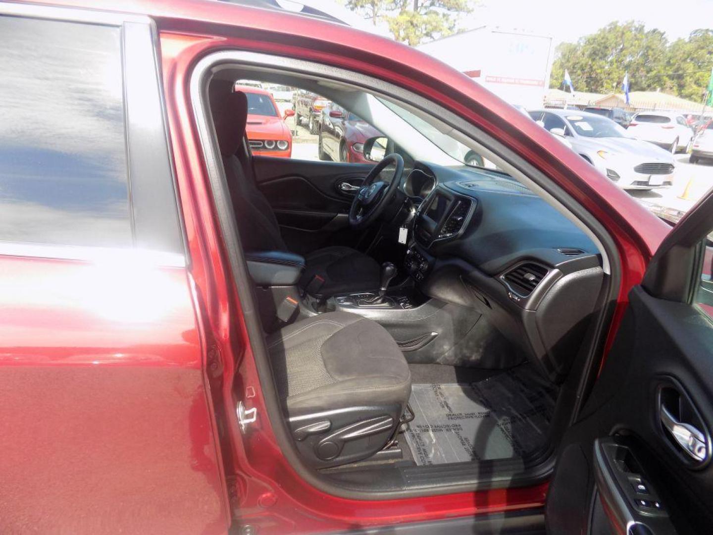 2019 MAROON JEEP CHEROKEE LATITUDE (1C4PJLCB6KD) with an 2.4L engine, Automatic transmission, located at 830 E. Canino Rd., Houston, TX, 77037, (281) 405-0440, 38.358219, -81.729942 - Photo#9