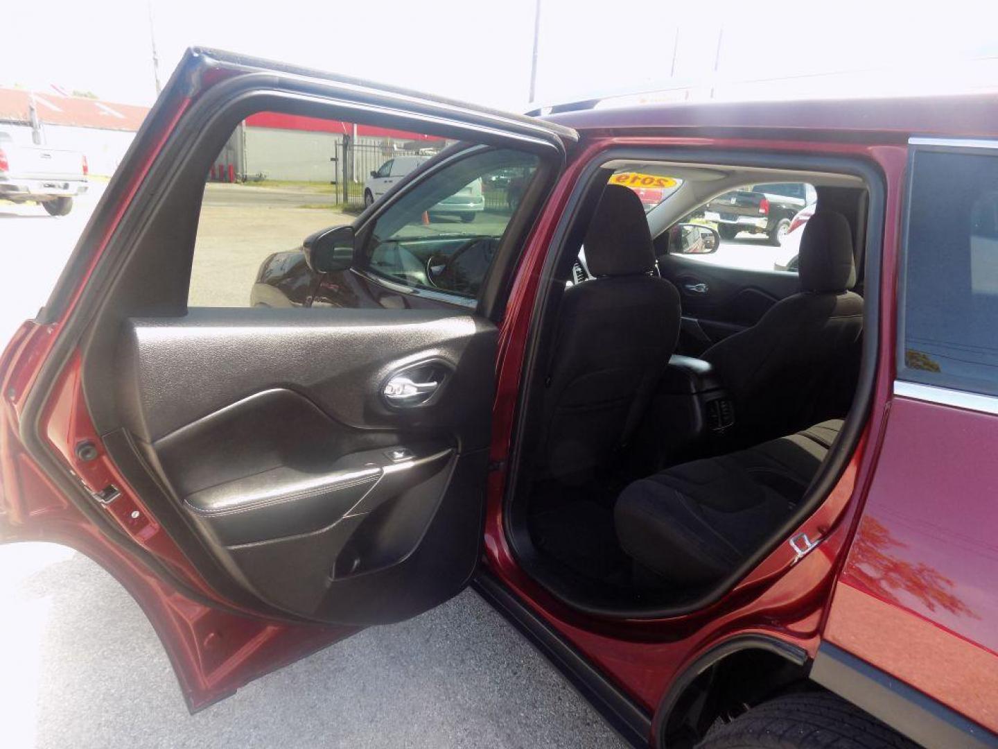 2019 MAROON JEEP CHEROKEE LATITUDE (1C4PJLCB6KD) with an 2.4L engine, Automatic transmission, located at 830 E. Canino Rd., Houston, TX, 77037, (281) 405-0440, 38.358219, -81.729942 - Photo#12