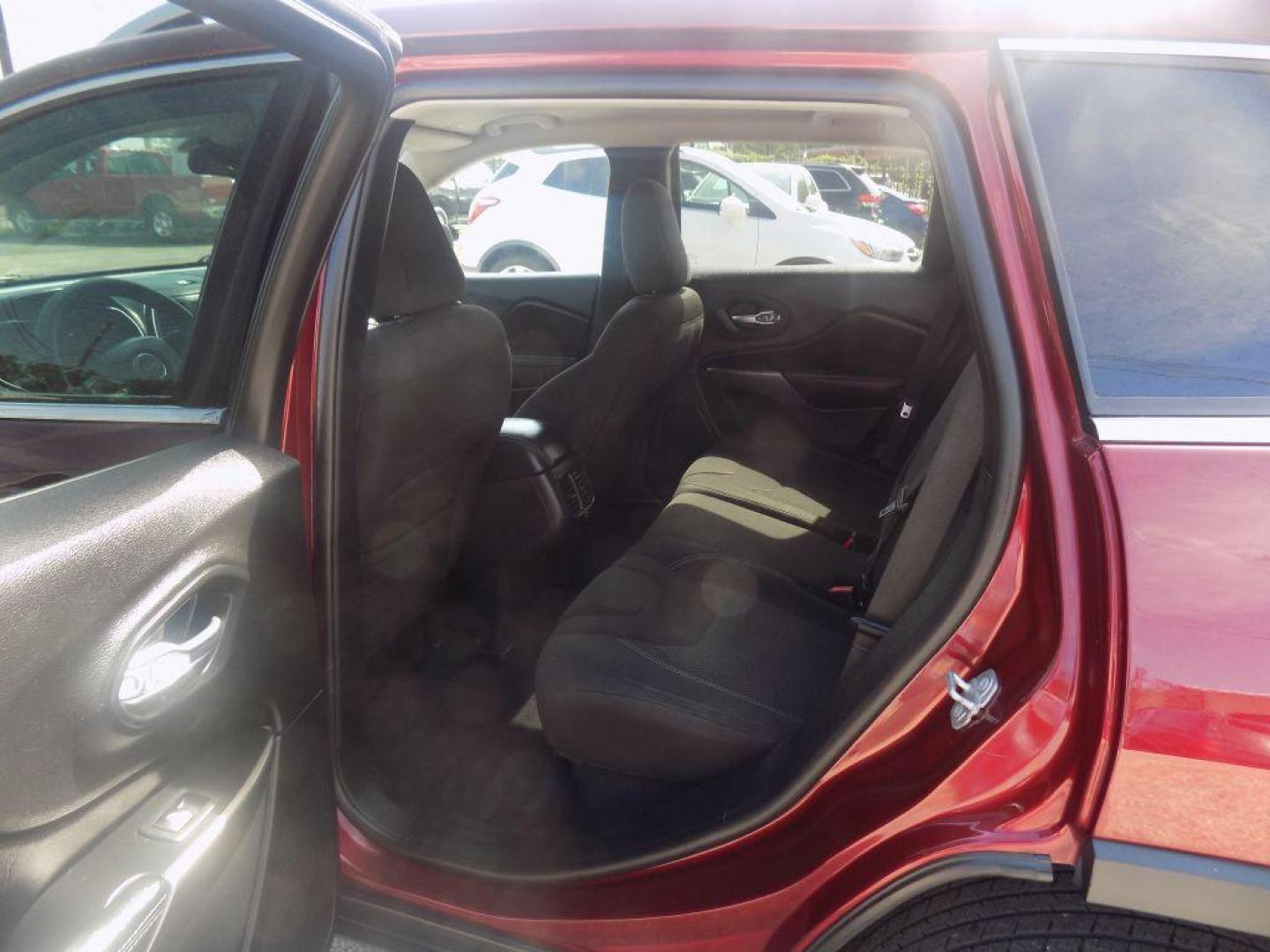 2019 MAROON JEEP CHEROKEE LATITUDE (1C4PJLCB6KD) with an 2.4L engine, Automatic transmission, located at 830 E. Canino Rd., Houston, TX, 77037, (281) 405-0440, 38.358219, -81.729942 - Photo#13