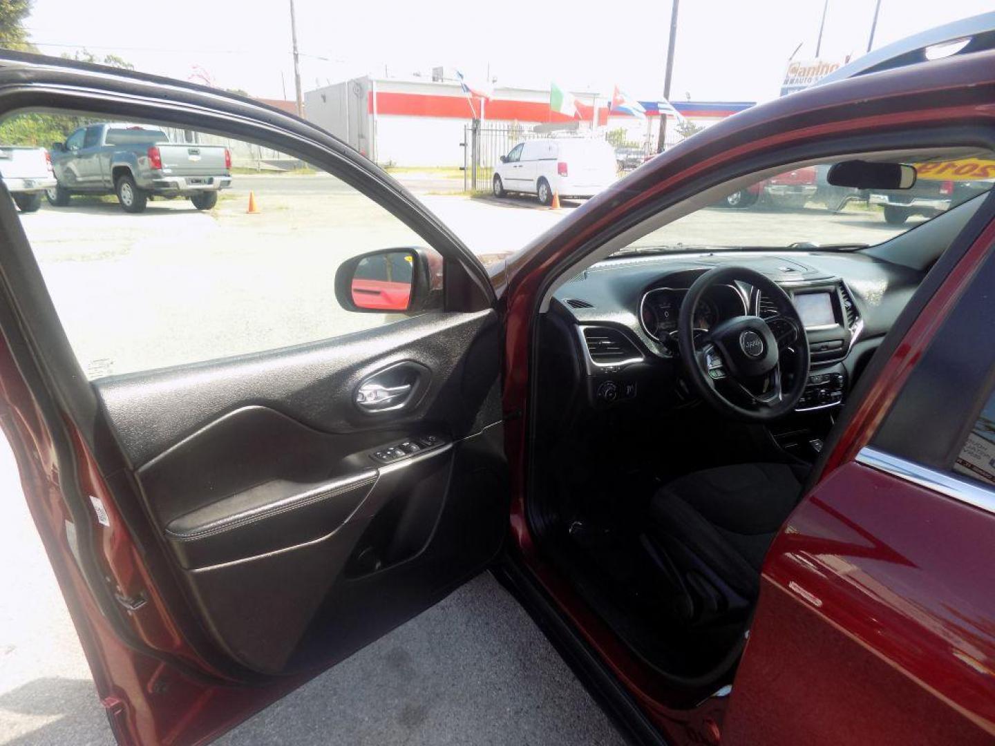 2019 MAROON JEEP CHEROKEE LATITUDE (1C4PJLCB6KD) with an 2.4L engine, Automatic transmission, located at 830 E. Canino Rd., Houston, TX, 77037, (281) 405-0440, 38.358219, -81.729942 - Photo#15