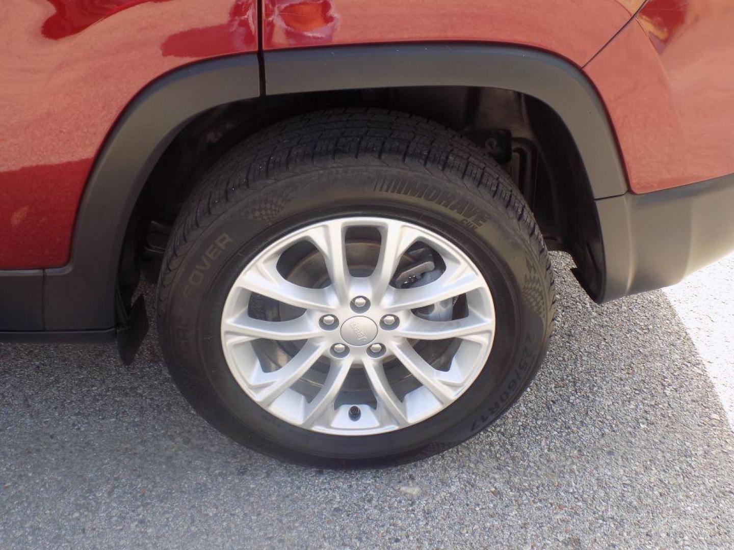 2019 MAROON JEEP CHEROKEE LATITUDE (1C4PJLCB6KD) with an 2.4L engine, Automatic transmission, located at 830 E. Canino Rd., Houston, TX, 77037, (281) 405-0440, 38.358219, -81.729942 - Photo#17