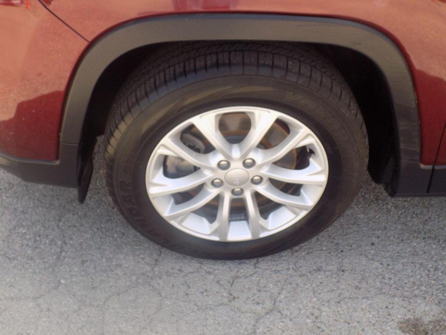 2019 MAROON JEEP CHEROKEE LATITUDE (1C4PJLCB6KD) with an 2.4L engine, Automatic transmission, located at 830 E. Canino Rd., Houston, TX, 77037, (281) 405-0440, 38.358219, -81.729942 - Photo#18