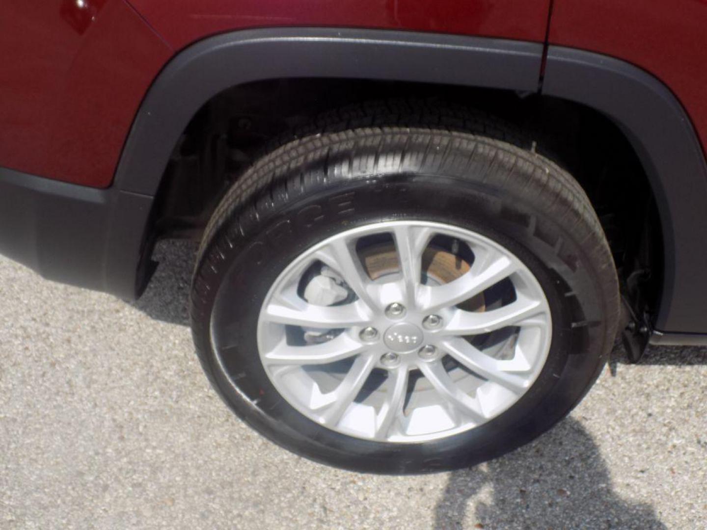 2019 MAROON JEEP CHEROKEE LATITUDE (1C4PJLCB6KD) with an 2.4L engine, Automatic transmission, located at 830 E. Canino Rd., Houston, TX, 77037, (281) 405-0440, 38.358219, -81.729942 - Photo#20