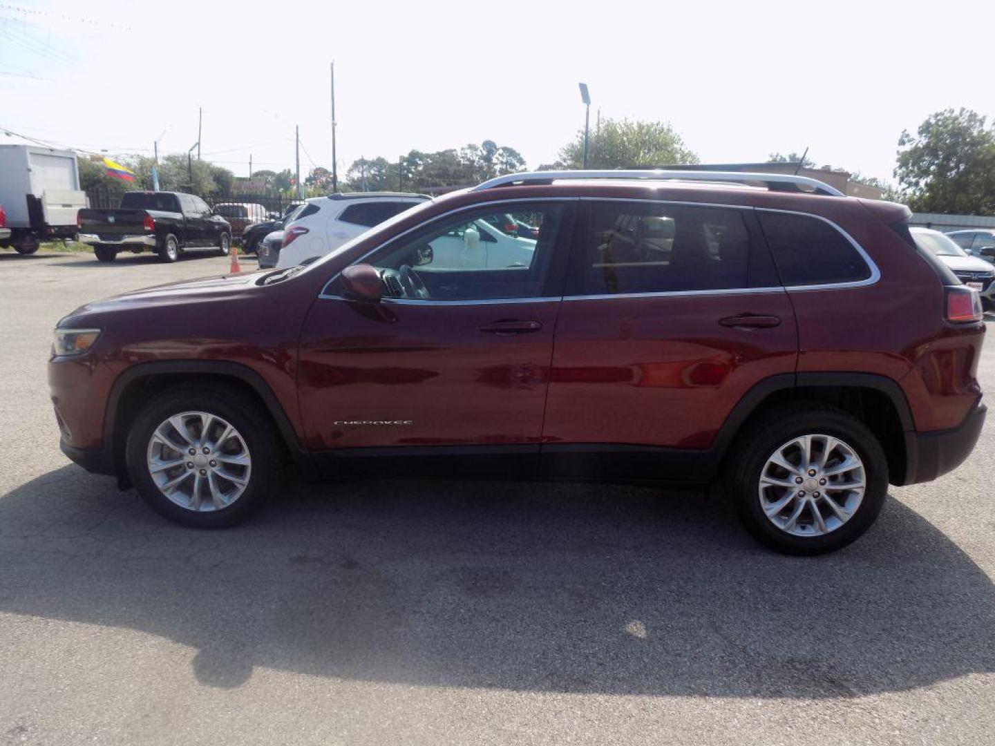 2019 MAROON JEEP CHEROKEE LATITUDE (1C4PJLCB6KD) with an 2.4L engine, Automatic transmission, located at 830 E. Canino Rd., Houston, TX, 77037, (281) 405-0440, 38.358219, -81.729942 - Photo#3