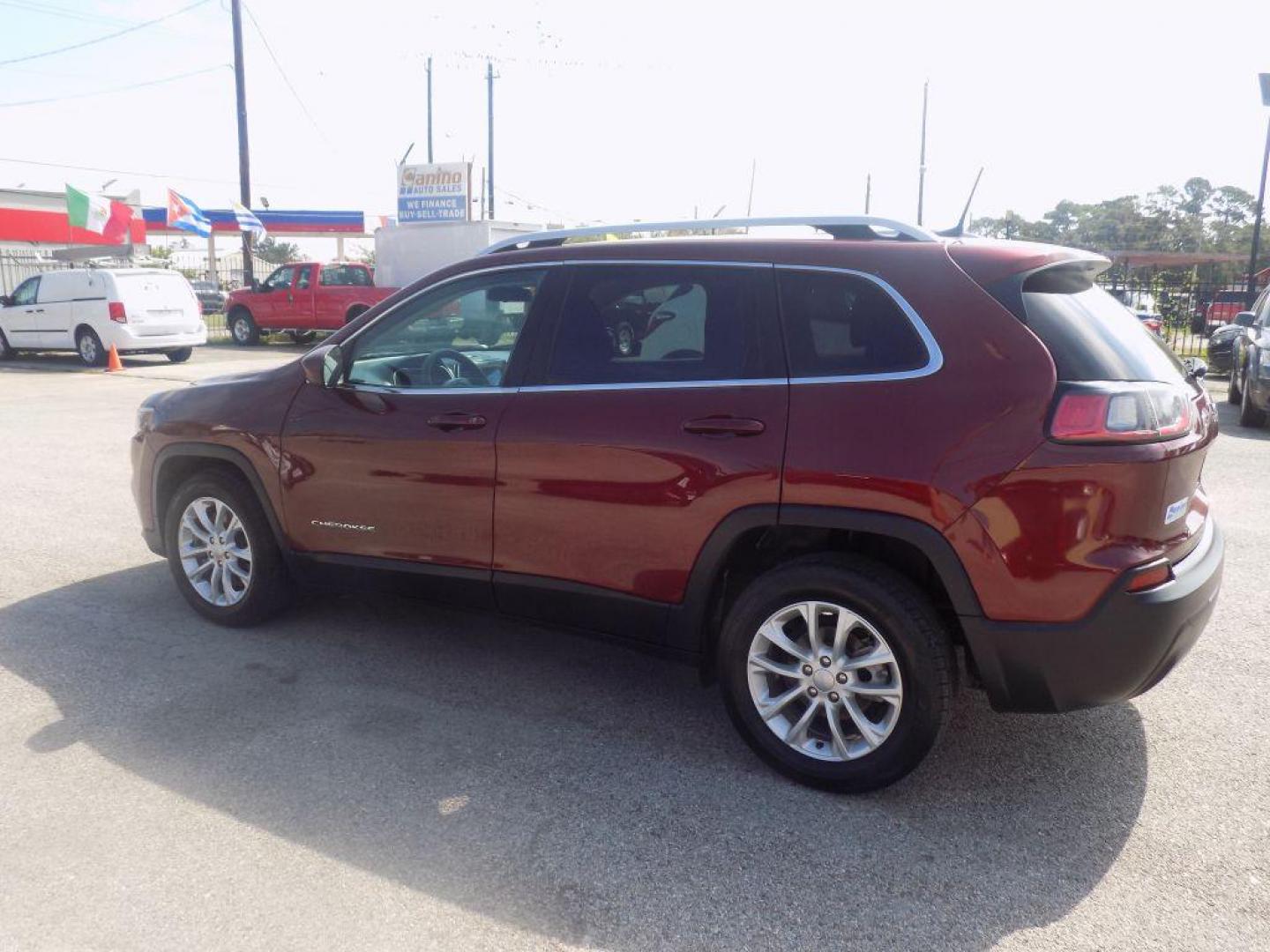 2019 MAROON JEEP CHEROKEE LATITUDE (1C4PJLCB6KD) with an 2.4L engine, Automatic transmission, located at 830 E. Canino Rd., Houston, TX, 77037, (281) 405-0440, 38.358219, -81.729942 - Photo#4