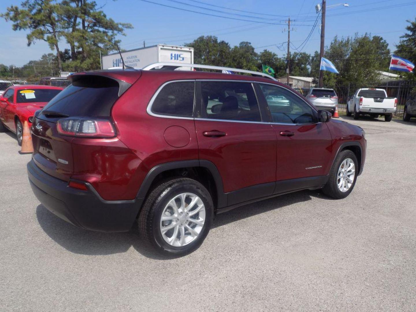 2019 MAROON JEEP CHEROKEE LATITUDE (1C4PJLCB6KD) with an 2.4L engine, Automatic transmission, located at 830 E. Canino Rd., Houston, TX, 77037, (281) 405-0440, 38.358219, -81.729942 - Photo#7