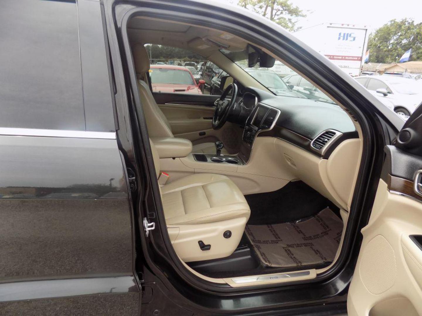 2015 BLACK JEEP GRAND CHEROKEE LIMITED (1C4RJEBGXFC) with an 3.6L engine, Automatic transmission, located at 830 E. Canino Rd., Houston, TX, 77037, (281) 405-0440, 38.358219, -81.729942 - Photo#9