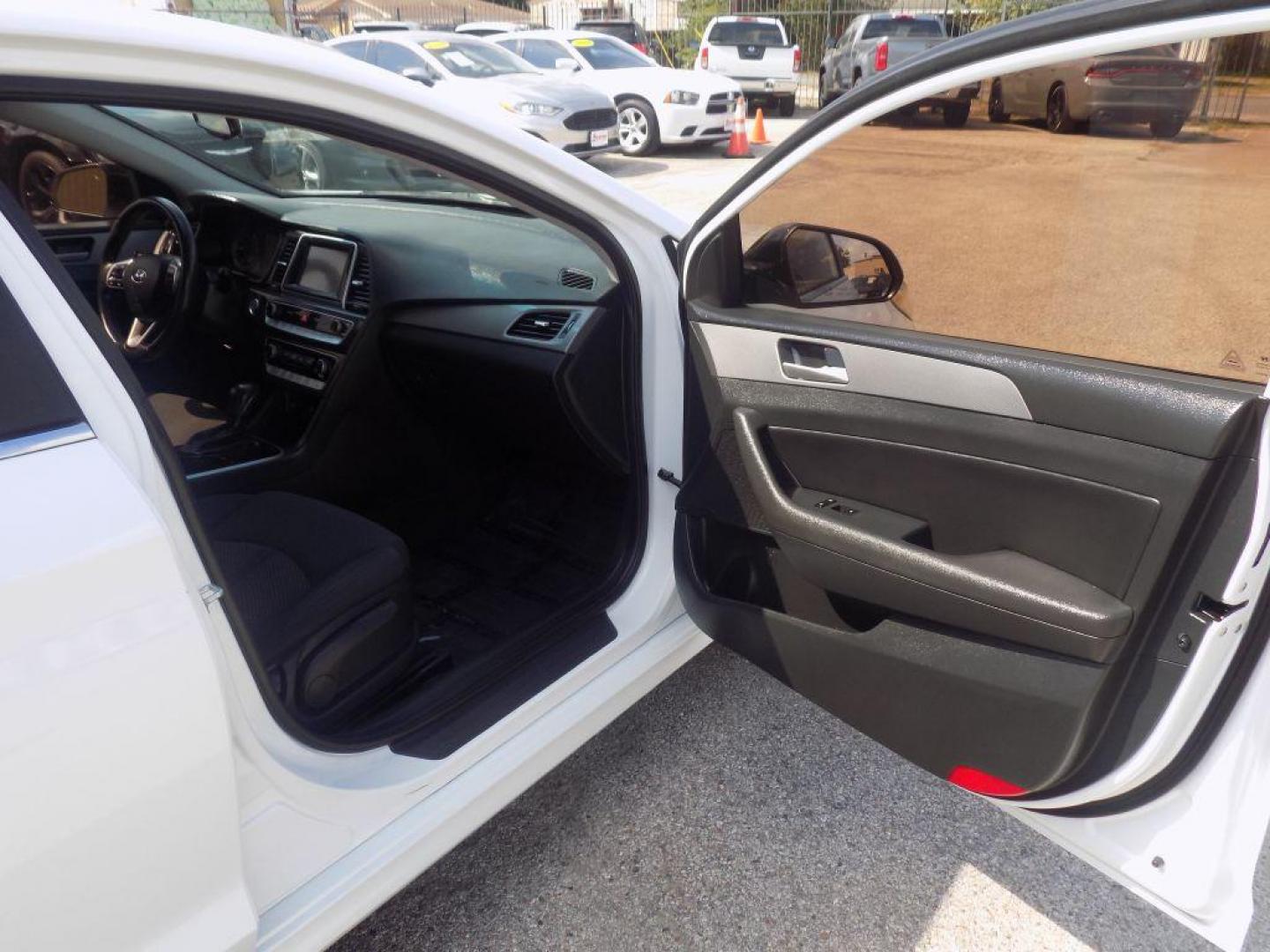 2018 WHITE HYUNDAI SONATA SPORT (5NPE34AF2JH) with an 2.4L engine, Automatic transmission, located at 830 E. Canino Rd., Houston, TX, 77037, (281) 405-0440, 38.358219, -81.729942 - Photo#8