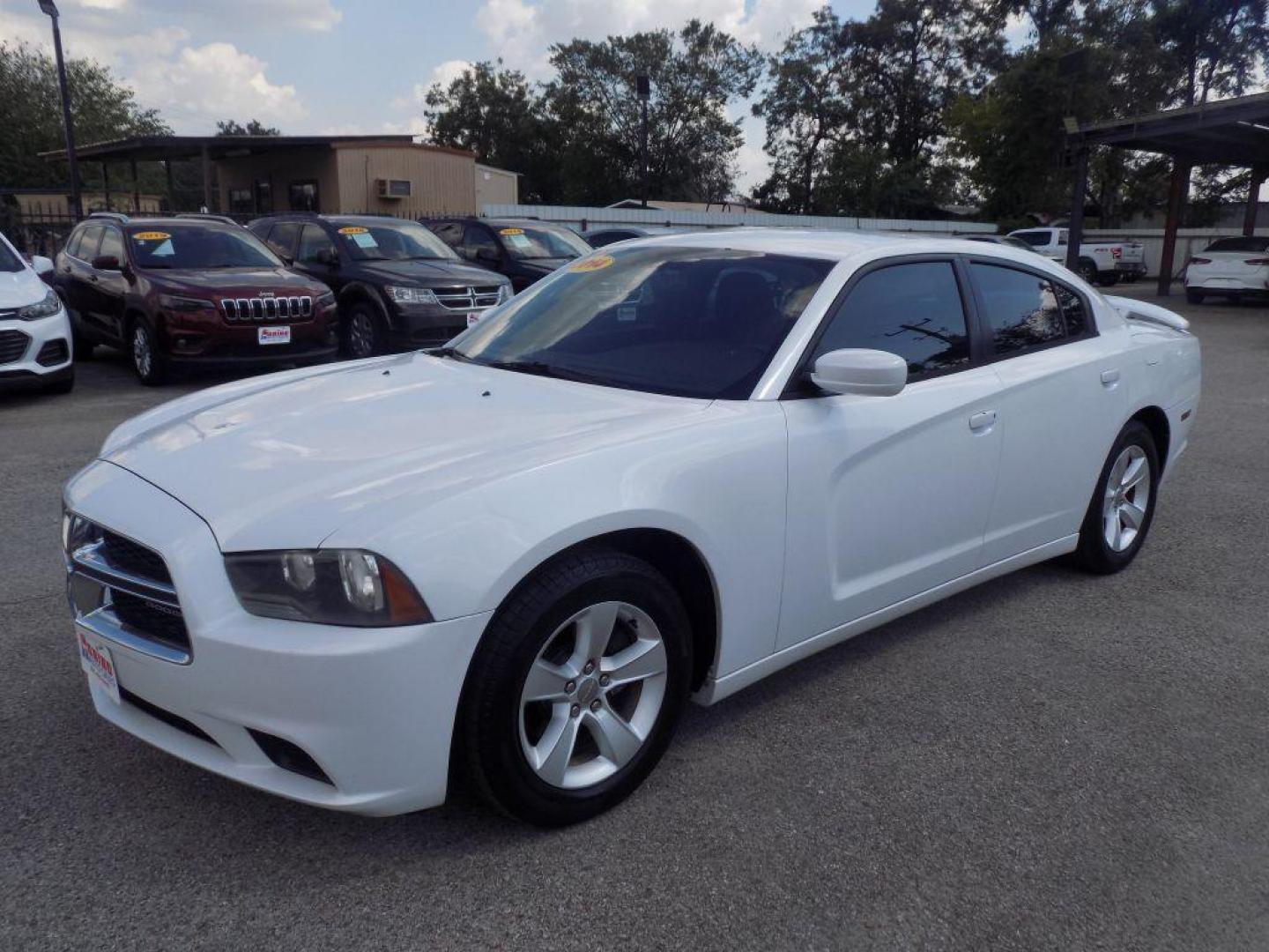 2014 WHITE DODGE CHARGER SE (2C3CDXBGXEH) with an 3.6L engine, Automatic transmission, located at 830 E. Canino Rd., Houston, TX, 77037, (281) 405-0440, 38.358219, -81.729942 - Photo#5