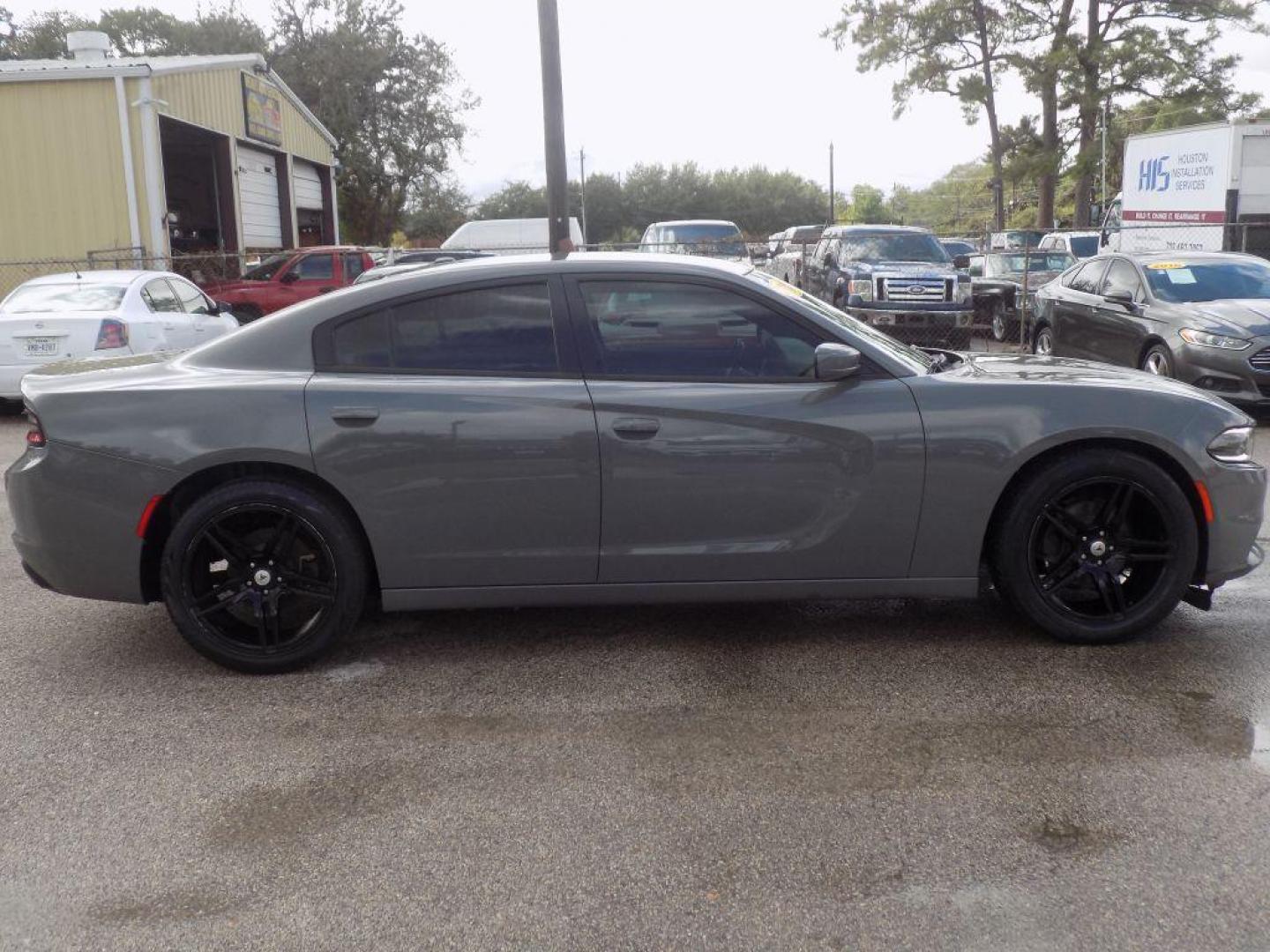 2018 GRAY DODGE CHARGER SXT (2C3CDXBG7JH) with an 3.6L engine, Automatic transmission, located at 830 E. Canino Rd., Houston, TX, 77037, (281) 405-0440, 38.358219, -81.729942 - Photo#1