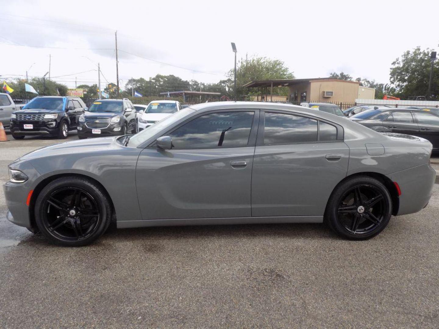 2018 GRAY DODGE CHARGER SXT (2C3CDXBG7JH) with an 3.6L engine, Automatic transmission, located at 830 E. Canino Rd., Houston, TX, 77037, (281) 405-0440, 38.358219, -81.729942 - Photo#3