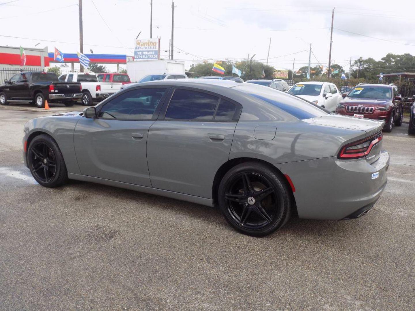 2018 GRAY DODGE CHARGER SXT (2C3CDXBG7JH) with an 3.6L engine, Automatic transmission, located at 830 E. Canino Rd., Houston, TX, 77037, (281) 405-0440, 38.358219, -81.729942 - Photo#4