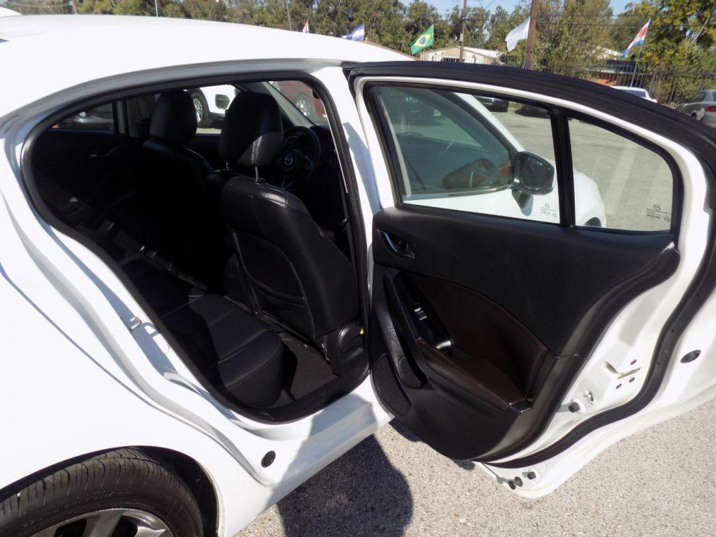 2018 WHITE MAZDA 3 TOURING (3MZBN1V39JM) with an 2.5L engine, Automatic transmission, located at 830 E. Canino Rd., Houston, TX, 77037, (281) 405-0440, 38.358219, -81.729942 - Photo#14