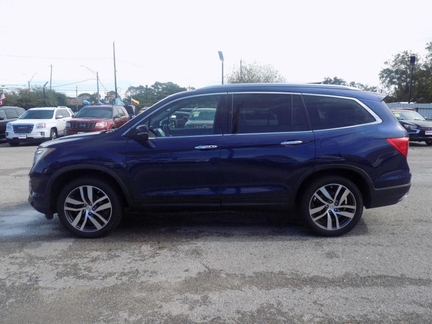 2017 BLUE HONDA PILOT TOURING (5FNYF5H98HB) with an 3.5L engine, Automatic transmission, located at 830 E. Canino Rd., Houston, TX, 77037, (281) 405-0440, 38.358219, -81.729942 - Photo#5