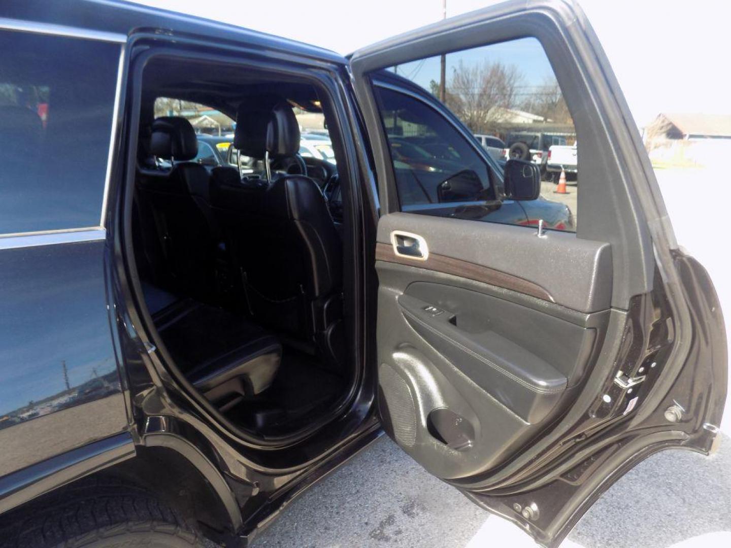 2015 BLACK JEEP GRAND CHEROKEE LAREDO (1C4RJEAG5FC) with an 3.6L engine, Automatic transmission, located at 830 E. Canino Rd., Houston, TX, 77037, (281) 405-0440, 38.358219, -81.729942 - Photo#10