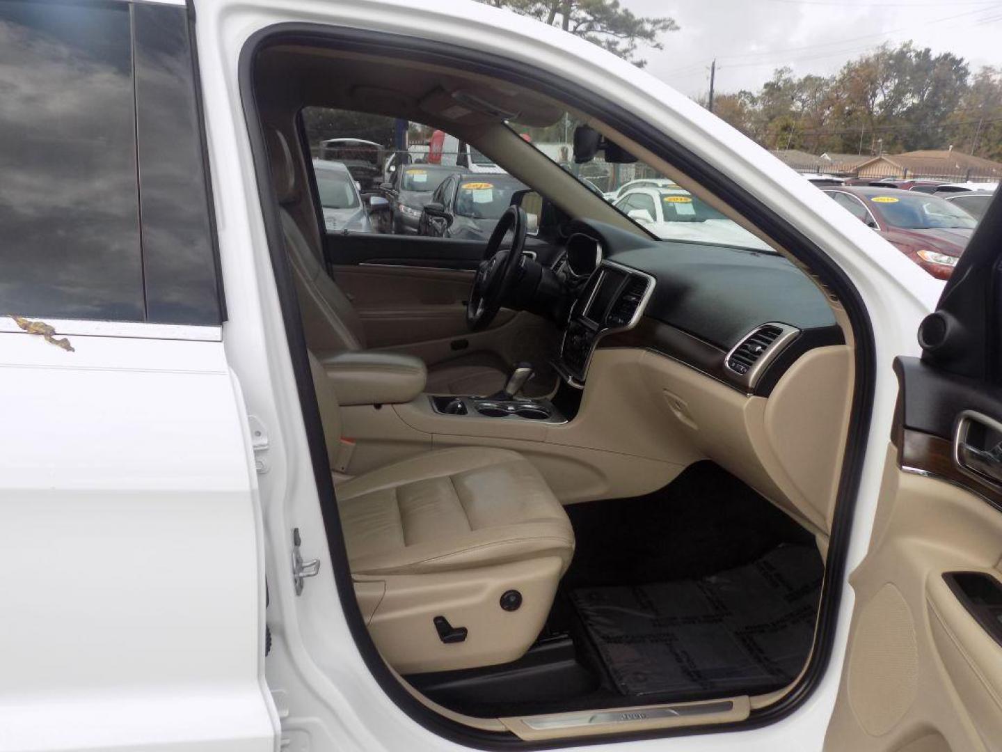 2016 WHITE JEEP GRAND CHEROKEE LIMITED (1C4RJEBG2GC) with an 3.6L engine, Automatic transmission, located at 830 E. Canino Rd., Houston, TX, 77037, (281) 405-0440, 38.358219, -81.729942 - Photo#9