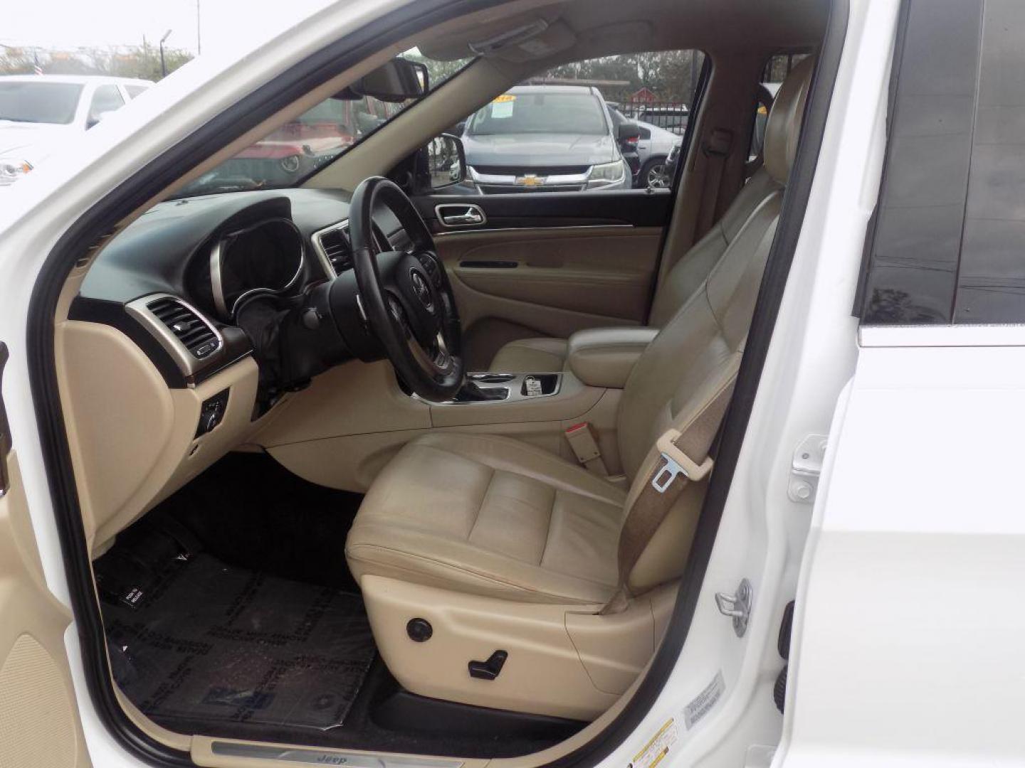 2016 WHITE JEEP GRAND CHEROKEE LIMITED (1C4RJEBG2GC) with an 3.6L engine, Automatic transmission, located at 830 E. Canino Rd., Houston, TX, 77037, (281) 405-0440, 38.358219, -81.729942 - Photo#16