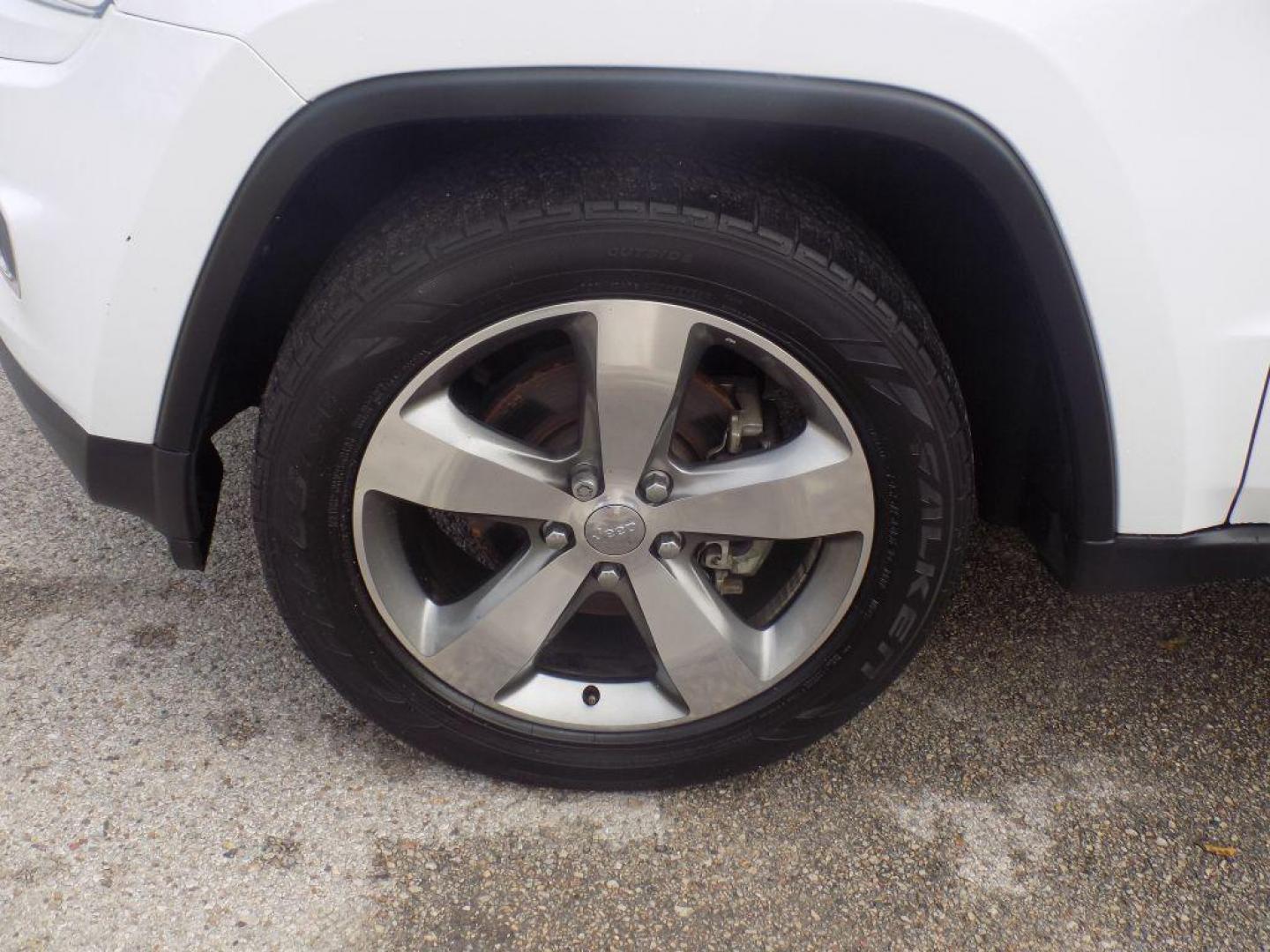 2016 WHITE JEEP GRAND CHEROKEE LIMITED (1C4RJEBG2GC) with an 3.6L engine, Automatic transmission, located at 830 E. Canino Rd., Houston, TX, 77037, (281) 405-0440, 38.358219, -81.729942 - Photo#18