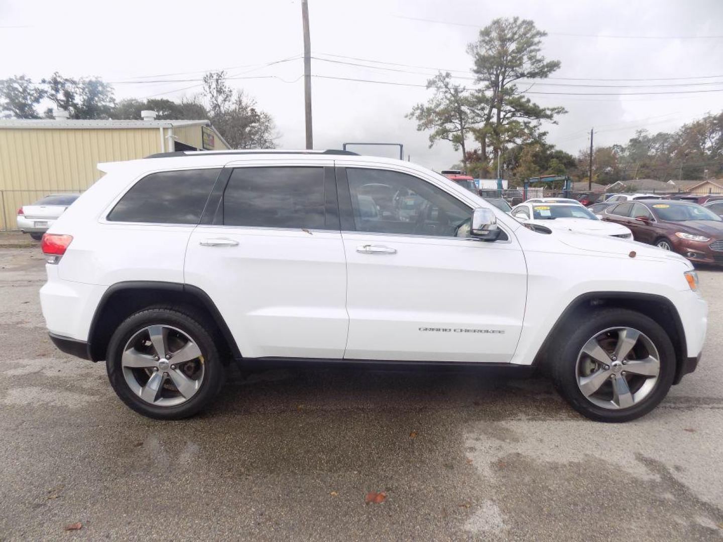 2016 WHITE JEEP GRAND CHEROKEE LIMITED (1C4RJEBG2GC) with an 3.6L engine, Automatic transmission, located at 830 E. Canino Rd., Houston, TX, 77037, (281) 405-0440, 38.358219, -81.729942 - Photo#1