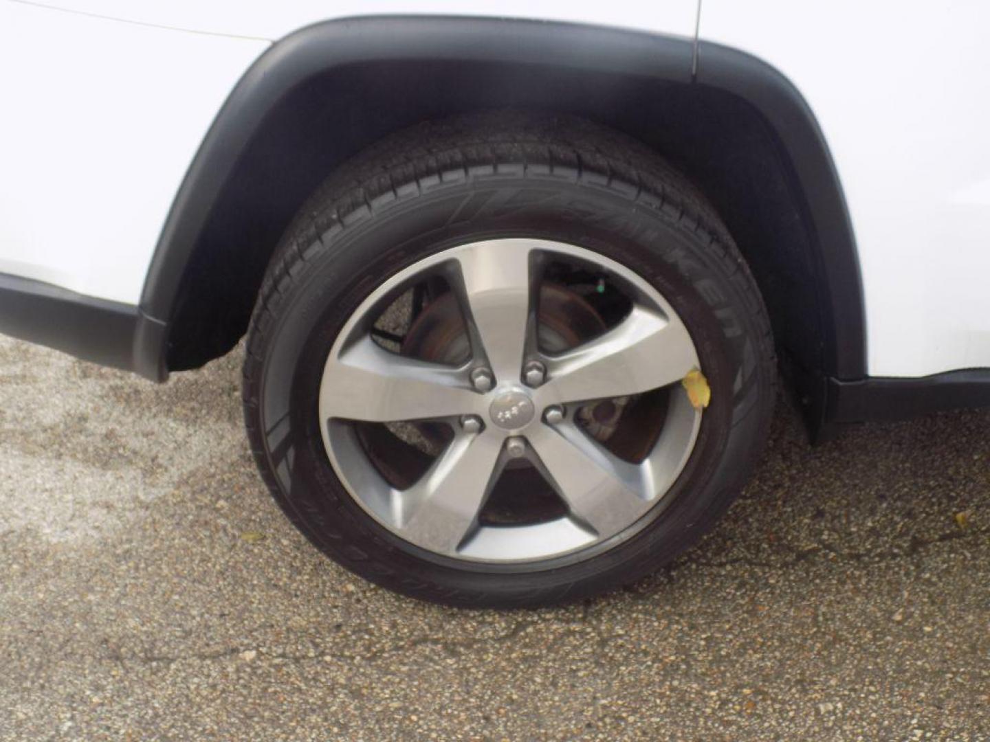 2016 WHITE JEEP GRAND CHEROKEE LIMITED (1C4RJEBG2GC) with an 3.6L engine, Automatic transmission, located at 830 E. Canino Rd., Houston, TX, 77037, (281) 405-0440, 38.358219, -81.729942 - Photo#20